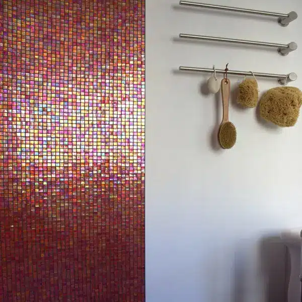 Detailaufnahmen von dekorativen Mosaikfliesen mit Bad-Schwamm-Bad Bürste