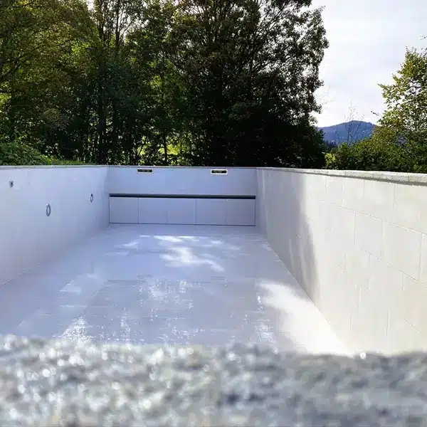 Hochwertiger Außen Pool mit Fliesen und Naturstein-Blick in die Alpen