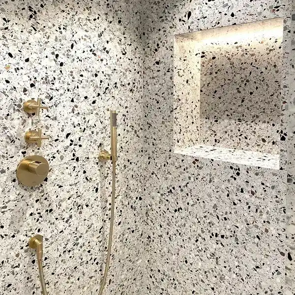 Badezimmer mit Terrazzofliesen an der Wand und Boden