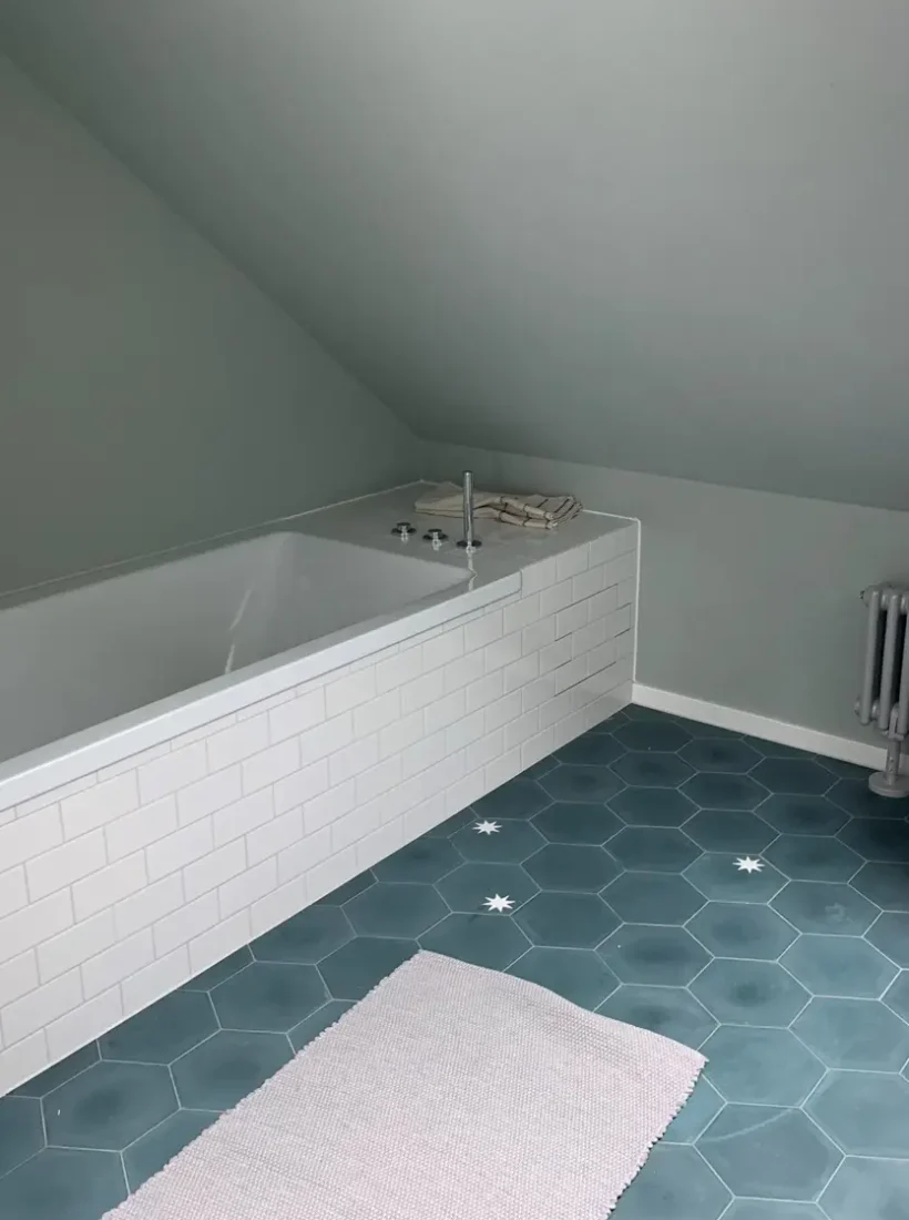 Zementfliesen mit Badewanne
