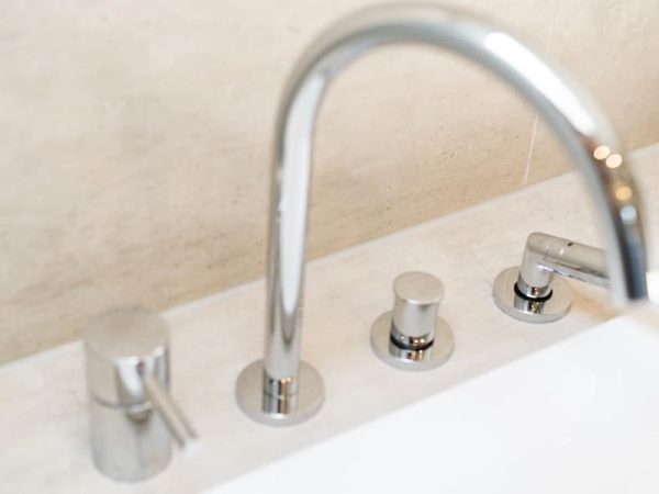 keramikfliesen münchen – Auschnitt von Badewanne mit Armaturen keramikfliesen münchen - Auschnitt von Badewanne mit Armaturen